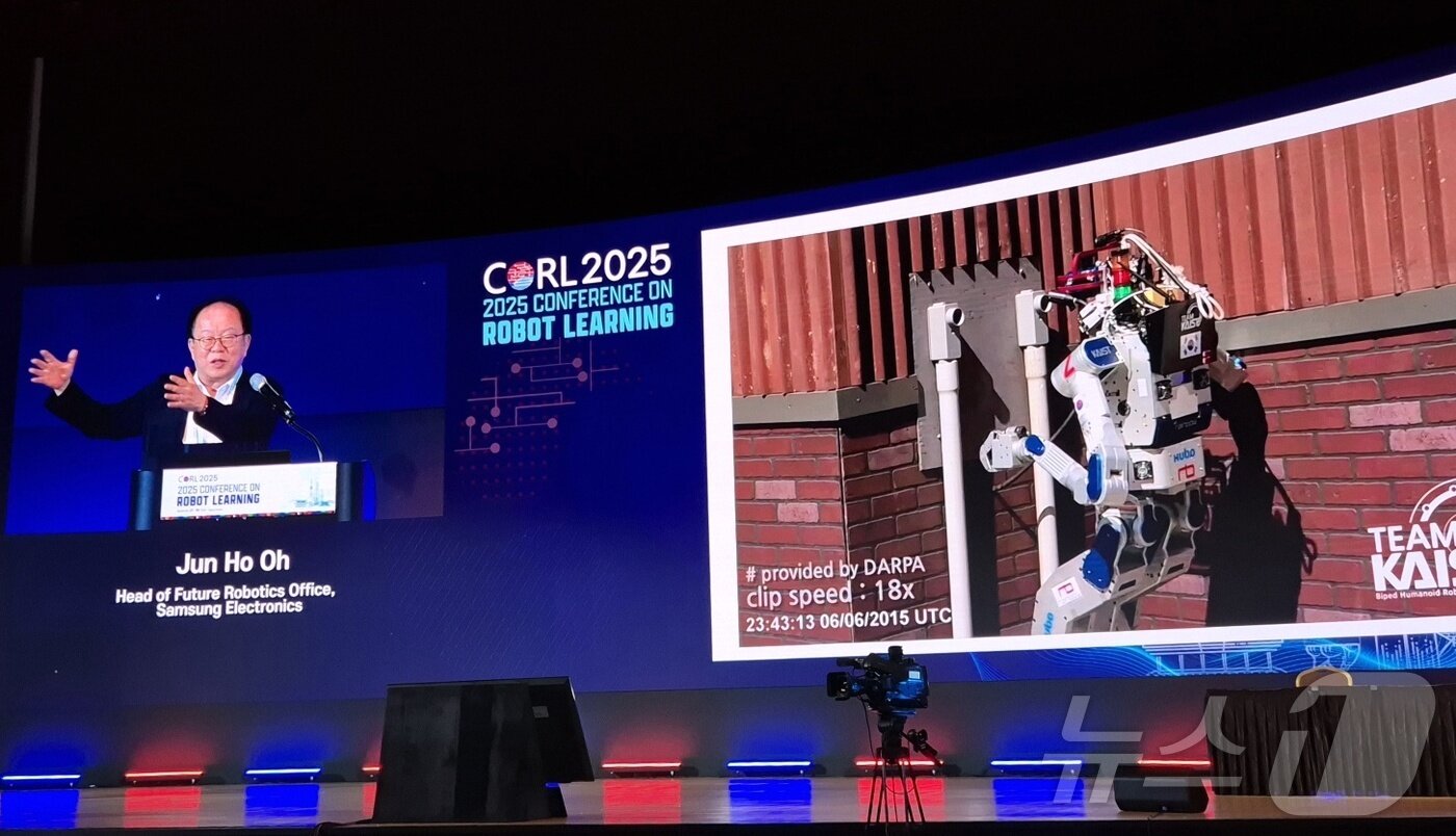 본문 이미지 - 오준호 삼성전자 미래로봇추진단장이 30일 서울 강남구 코엑스에서 열린 콘퍼런스 온 로봇 러닝(CoRL)2025에서 키노트를 하고 있다.2025.9.30/뉴스1 ⓒ News1 최동현 기자