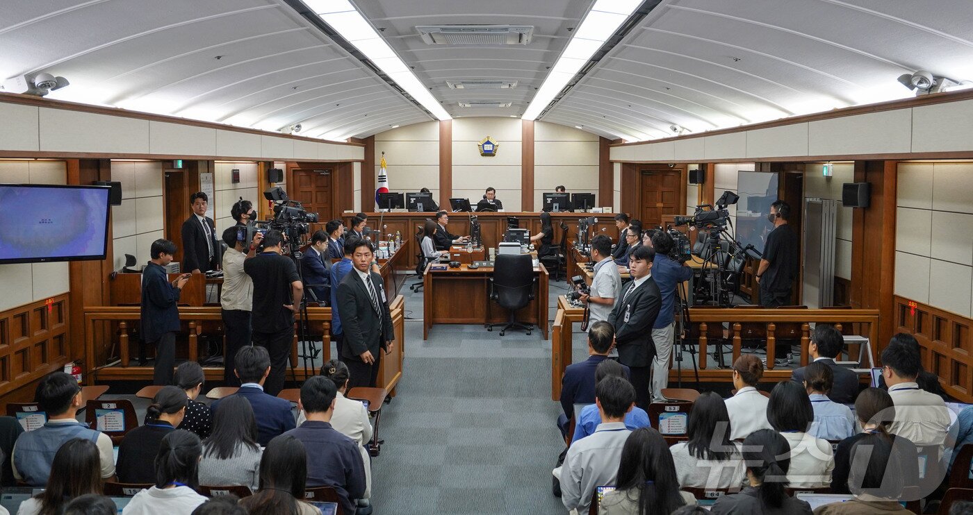 본문 이미지 - 한덕수 전 국무총리의 ‘내란 우두머리 방조 혐의’ 첫 공판이 열린 30일 서울 서초구 서울중앙지법에서 이진관 부장판사가 발언하고 있다. 2025.9.30/뉴스1 ⓒ News1 사진공동취재단