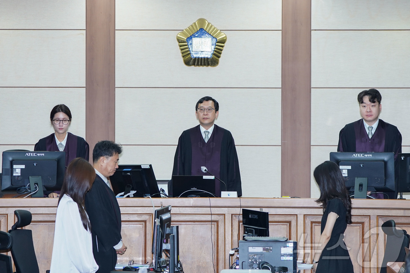 (서울=뉴스1) 사진공동취재단 = 한덕수 전 국무총리의 ‘내란 우두머리 방조 혐의’ 첫 공판이 열린 30일 서울 서초구 서울중앙지법 대법정에 이진관 부장판사가 들어서고 있다. 20 …