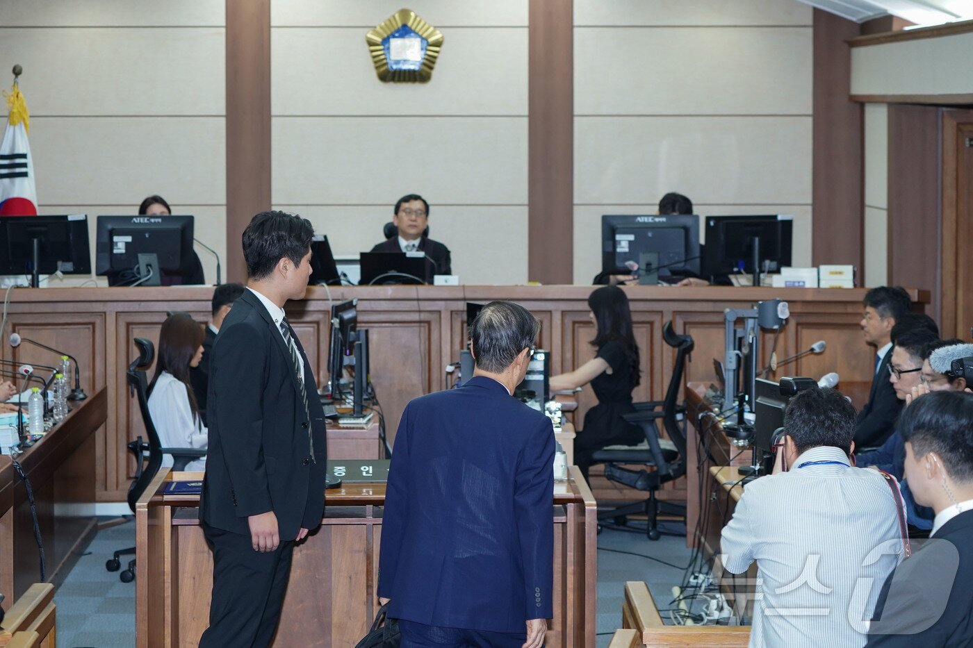 본문 이미지 - 한덕수 전 국무총리가 30일 서울 서초구 서울중앙지법에서 열린 ‘내란 우두머리 방조 혐의’ 재판 법정에 들어서고 있다. 2025.9.30/뉴스1 ⓒ News1 사진공동취재단