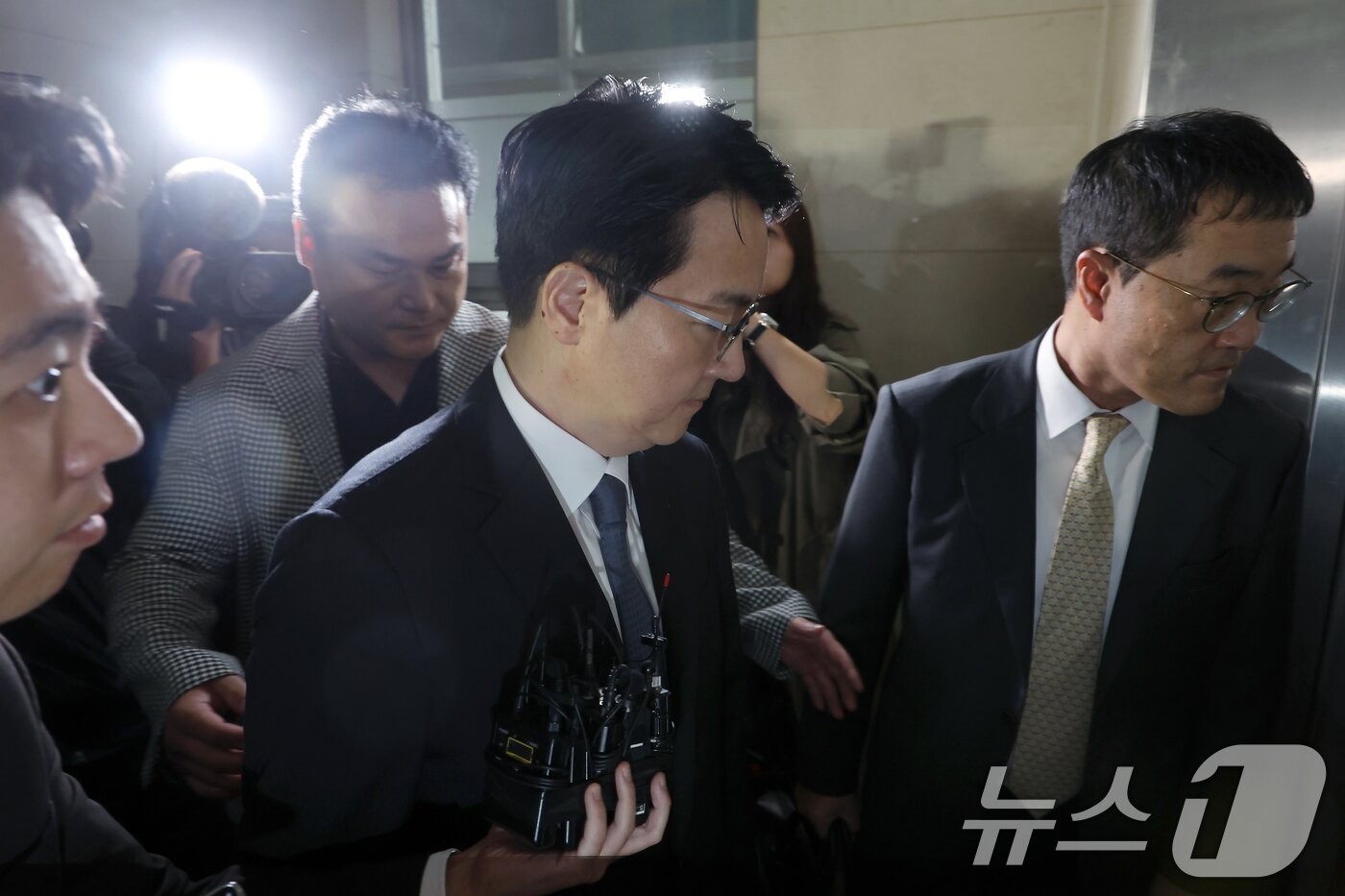 본문 이미지 - 심우정 전 검찰총장이 30일 오전 서울 서초구 서초중앙로 해병대원 순직 사건 관련 의혹을 수사하는 순직해병특검팀&#40;특별검사 이명현&#41;으로 이종섭 호주대사 임명 및 도피성 출국 관련 피의자 신분으로 소환되고 있다. 2025.9.30/뉴스1 ⓒ News1 박정호 기자