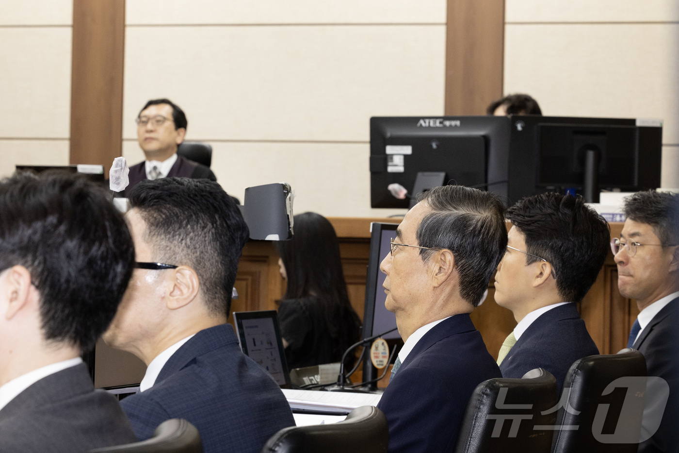 (서울=뉴스1) 사진공동취재단 = '내란방조 혐의'로 특검에 기소된 한덕수 전 국무총리가 30일 오전 서울 서초동 중앙지법에서 열린 첫 재판에 출석하고 있다. 2025.9.30/뉴 …