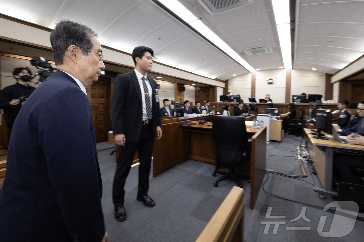 (서울=뉴스1) 사진공동취재단 = '내란방조 혐의'로 특검에 기소된 한덕수 전 국무총리가 30일 오전 서울 서초동 중앙지법에서 열린 첫 재판에 출석하고 있다. 2025.9.30/뉴 …