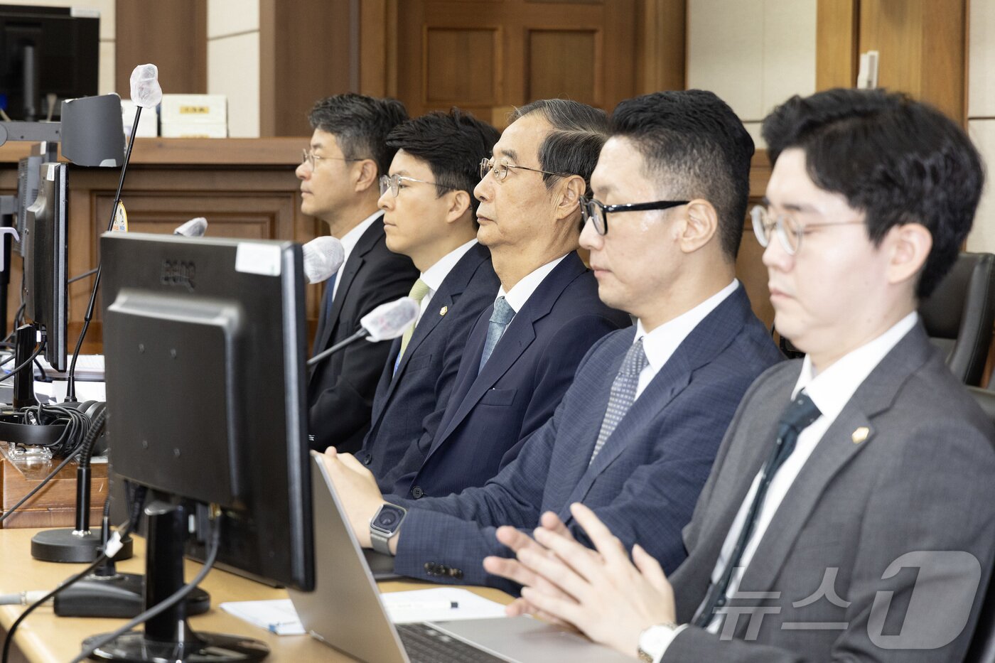 본문 이미지 - '내란방조 혐의'로 특검에 기소된 한덕수 전 국무총리가 30일 오전 서울 서초동 중앙지법에서 열린 첫 재판에 출석해 있다. 2025.9.30/뉴스1 ⓒ News1 사진공동취재단