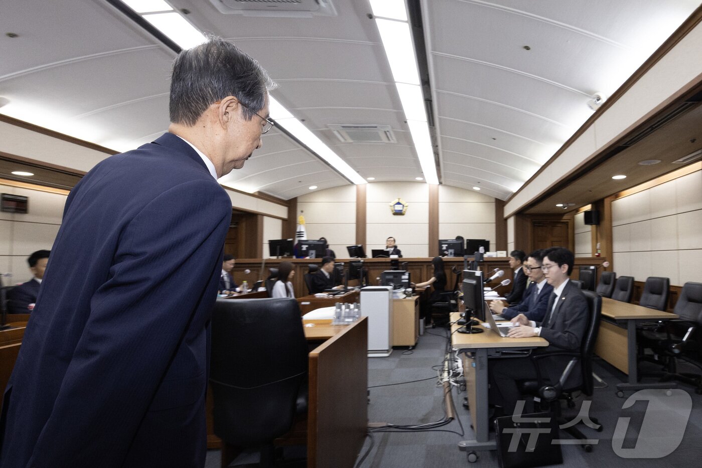 본문 이미지 - '내란방조 혐의'로 특검에 기소된 한덕수 전 국무총리가 30일 오전 서울 서초동 중앙지법에서 열린 첫 재판에 출석하고 있다. 2025.9.30/뉴스1 ⓒ News1 사진공동취재단