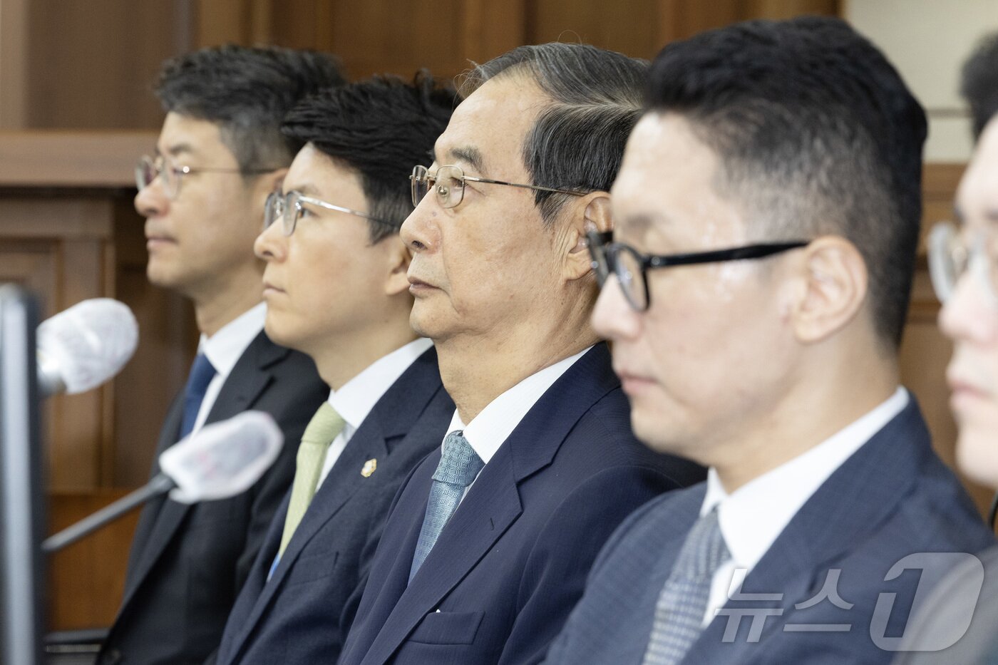 본문 이미지 - &#39;내란방조 혐의&#39;로 특검에 기소된 한덕수 전 국무총리가 9월 30일 오전 서울 서초동 중앙지법에서 열린 첫 재판에 출석해 있다. 2025.9.30/뉴스1 ⓒ News1 사진공동취재단