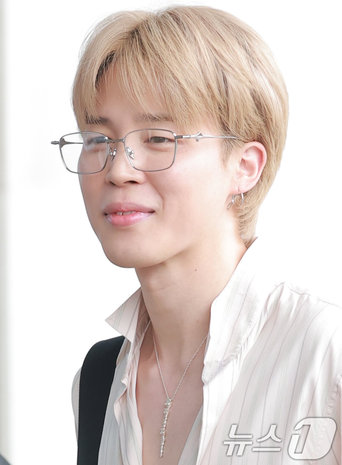 본문 이미지 - 방탄소년단&#40;BTS&#41; 지민이 해외 일정을 위해 30일 오전 인천국제공항을 통해 프랑스 파리로 출국하며 옅은 미소를 짓고 있다.  ⓒ News1 권현진 기자