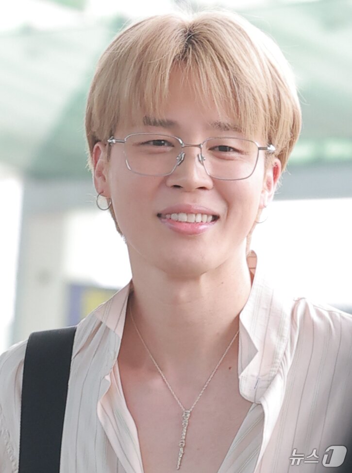 본문 이미지 - 방탄소년단&#40;BTS&#41; 지민이 해외 일정을 위해 30일 오전 인천국제공항을 통해 프랑스 파리로 출국하며 미소를 짓고 있다. ⓒ News1 권현진 기자