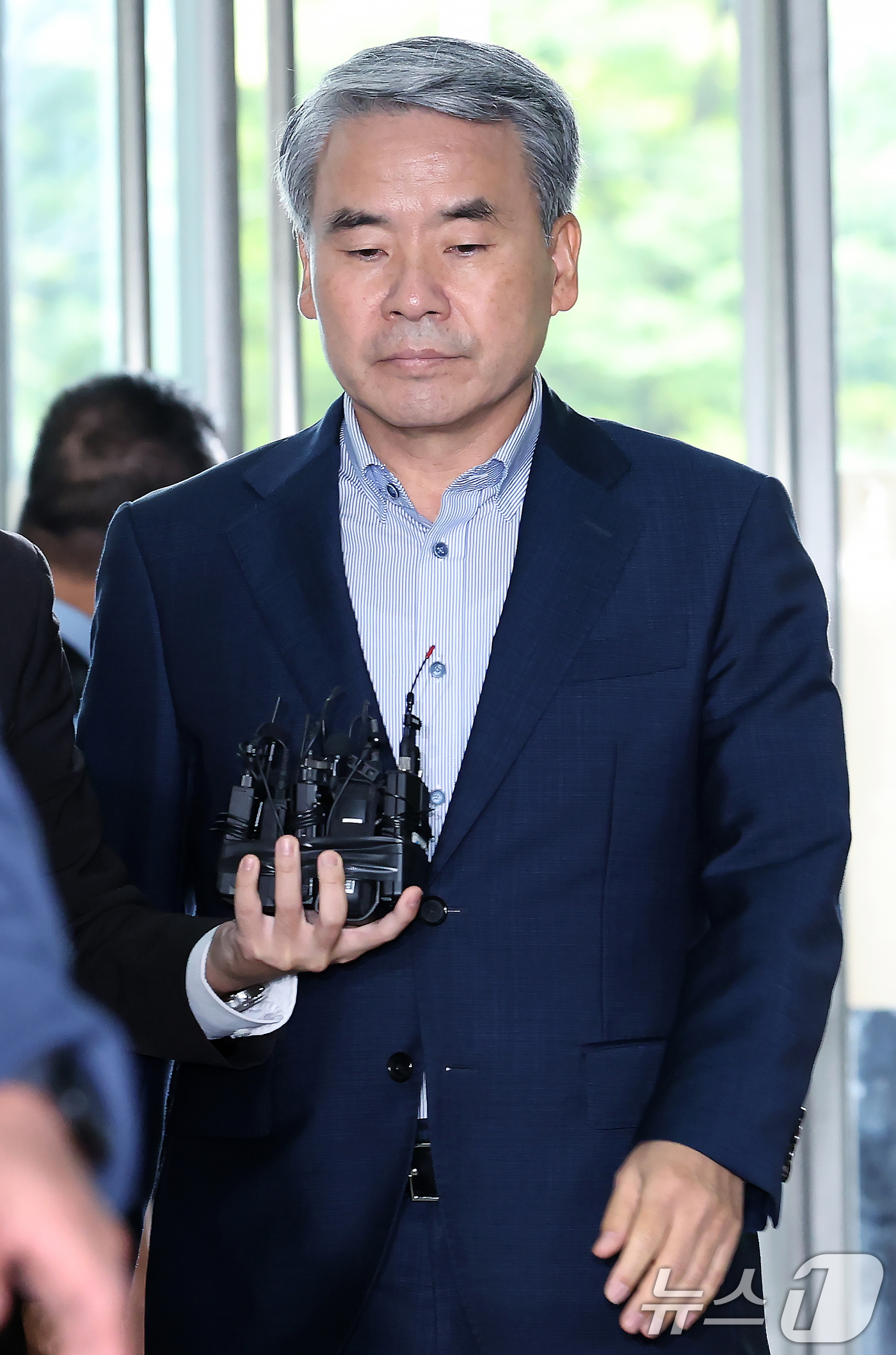 (서울=뉴스1) 박정호 기자 = 이종섭 전 국방부 장관이 30일 오전 서울 서초구 서초중앙로 순직해병 특검(이명현 특별검사) 사무실에서 피의자 조사를 받기 위해 출석하고 있다.이 …