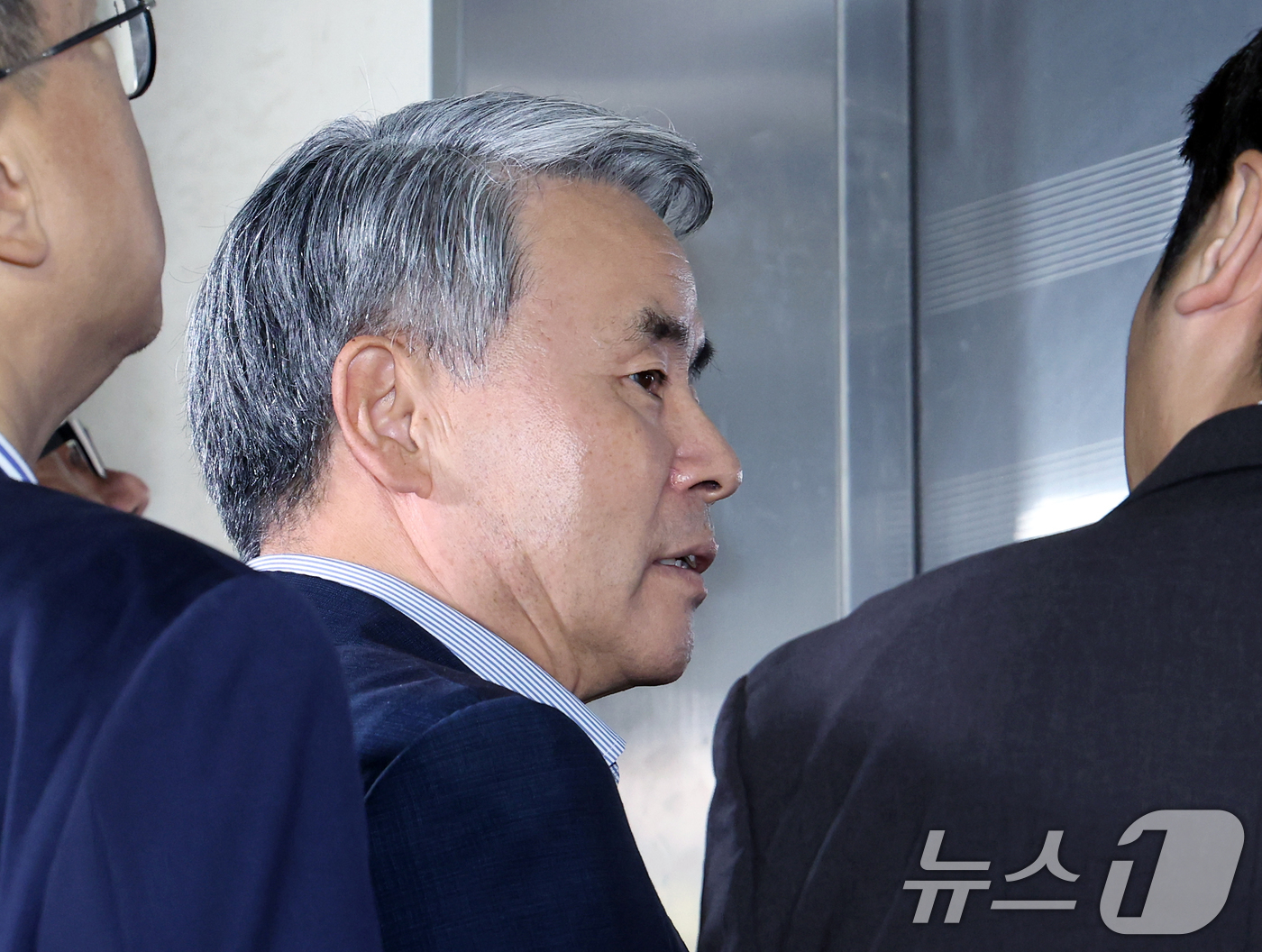 (서울=뉴스1) 박정호 기자 = 이종섭 전 국방부 장관이 30일 오전 서울 서초구 서초중앙로 순직해병 특검(이명현 특별검사) 사무실에서 피의자 조사를 받기 위해 출석하고 있다.이 …