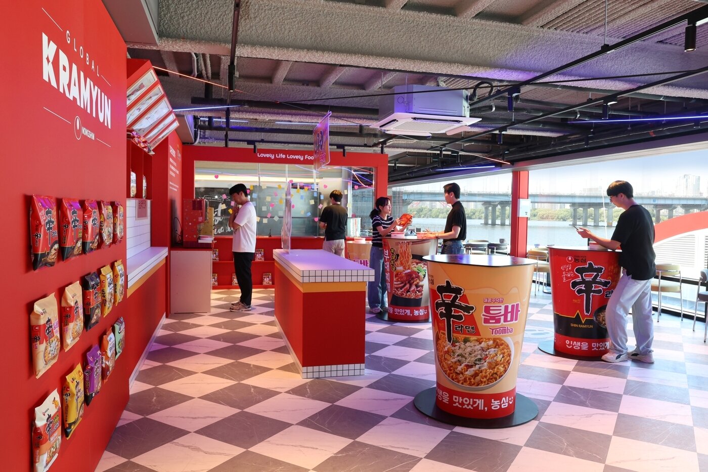 본문 이미지 - 농심 한강버스 선착장 너구리의 라면가게 사진&#40;농심 제공&#41;