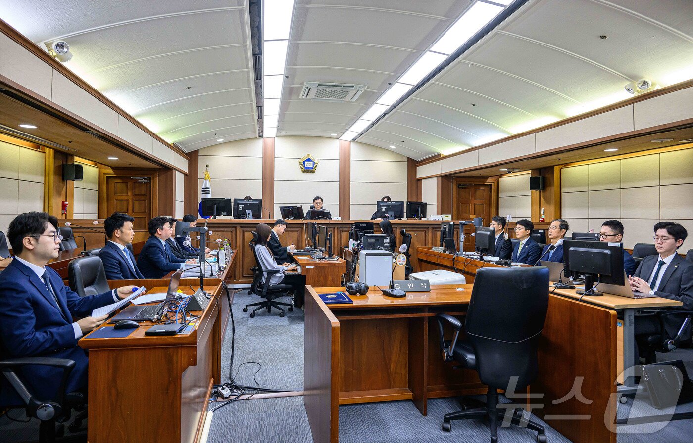 본문 이미지 - 이진관 부장판사가 30일 서울 서초구 서울중앙지법에서 열린 한덕수 전 국무총리 내란 우두머리 방조 및 위증 등 혐의 사건 첫 재판을 심리하고 있다. 2025.9.30/뉴스1 ⓒ News1 사진공동취재단