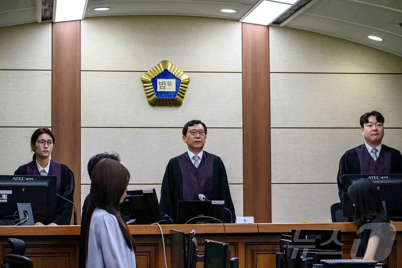 본문 이미지 - 이진관 부장판사가 30일 서울 서초구 서울중앙지법에서 열린 한덕수 전 국무총리 내란 우두머리 방조 및 위증 등 혐의 사건 첫 재판을 심리하고 있다. 2025.9.30/뉴스1 ⓒ News1 사진공동취재단