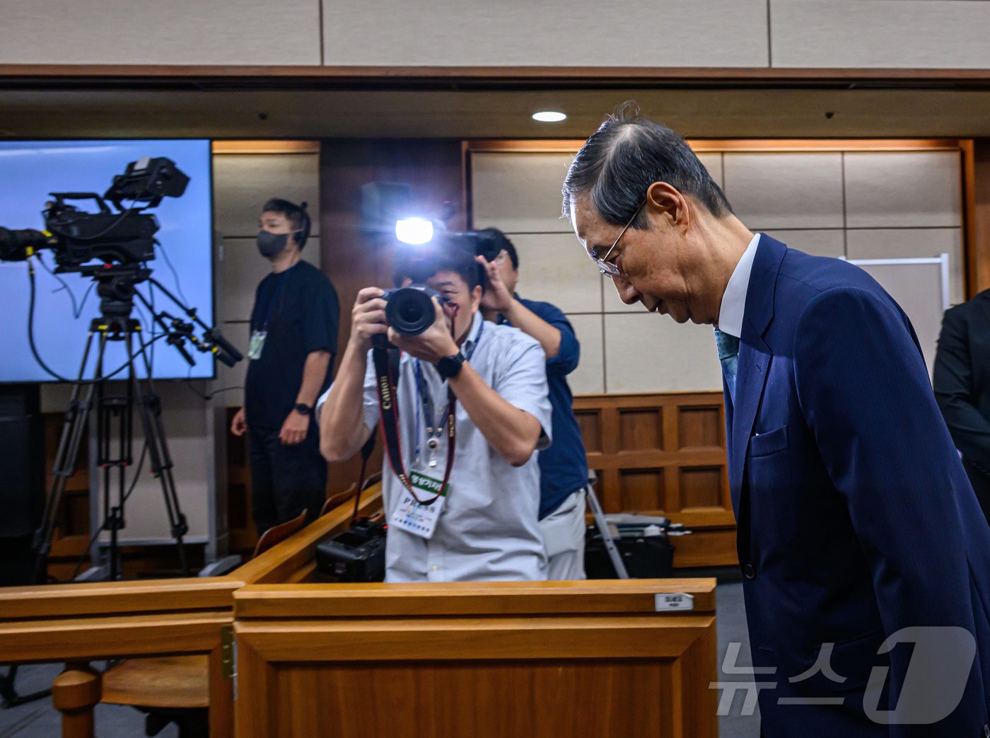 본문 이미지 - 한덕수 전 국무총리가 30일 서울 서초구 서울중앙지법에서 열린 내란 우두머리 방조 및 위증 등 혐의 재판에 피고인으로 출석하고 있다. 2025.9.30/뉴스1 ⓒ News1 사진공동취재단
