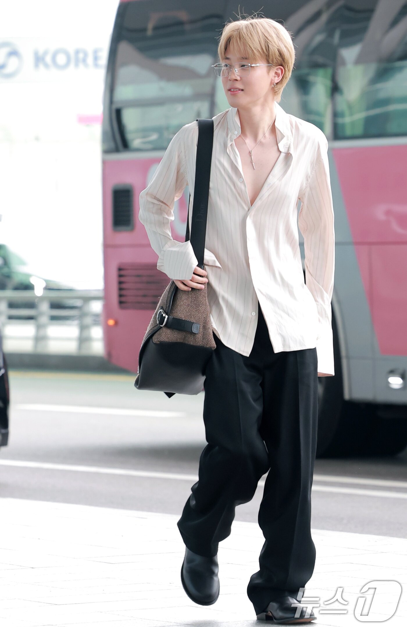 본문 이미지 - 방탄소년단&#40;BTS&#41; 지민이 해외 일정을 위해 30일 오전 인천국제공항에 도착해 출국장으로 이동하고 있다. ⓒ News1 권현진 기자