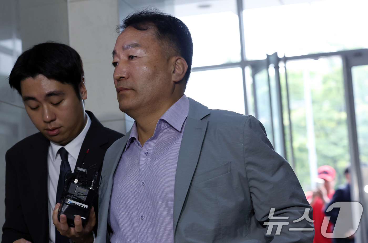 (서울=뉴스1) 박정호 기자 = 김계환 전 해병대사령관이 30일 오전 서울 서초구 서초중앙로 순직해병 특검(이명현 특별검사) 사무실에서 피의자 조사를 받기 위해 출석하고 있다. …