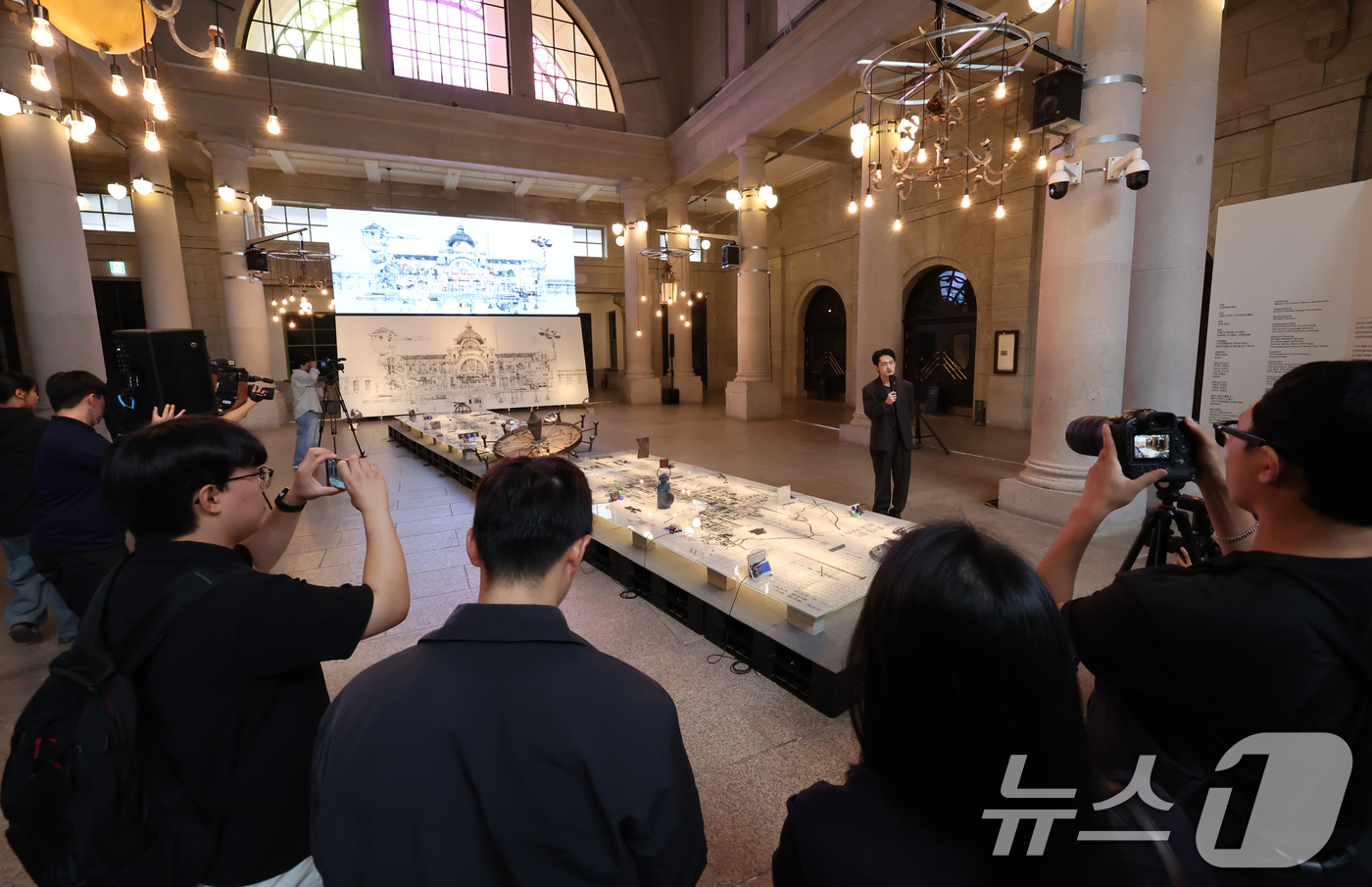 (서울=뉴스1) 장수영 기자 = 30일 서울 중구 문화역 서울 284에서 열린 구 서울역사 준공 100주년 기념 특별기획전 '백년과 하루:기억에서 상상으로' 전시 미디어행사에서 전 …