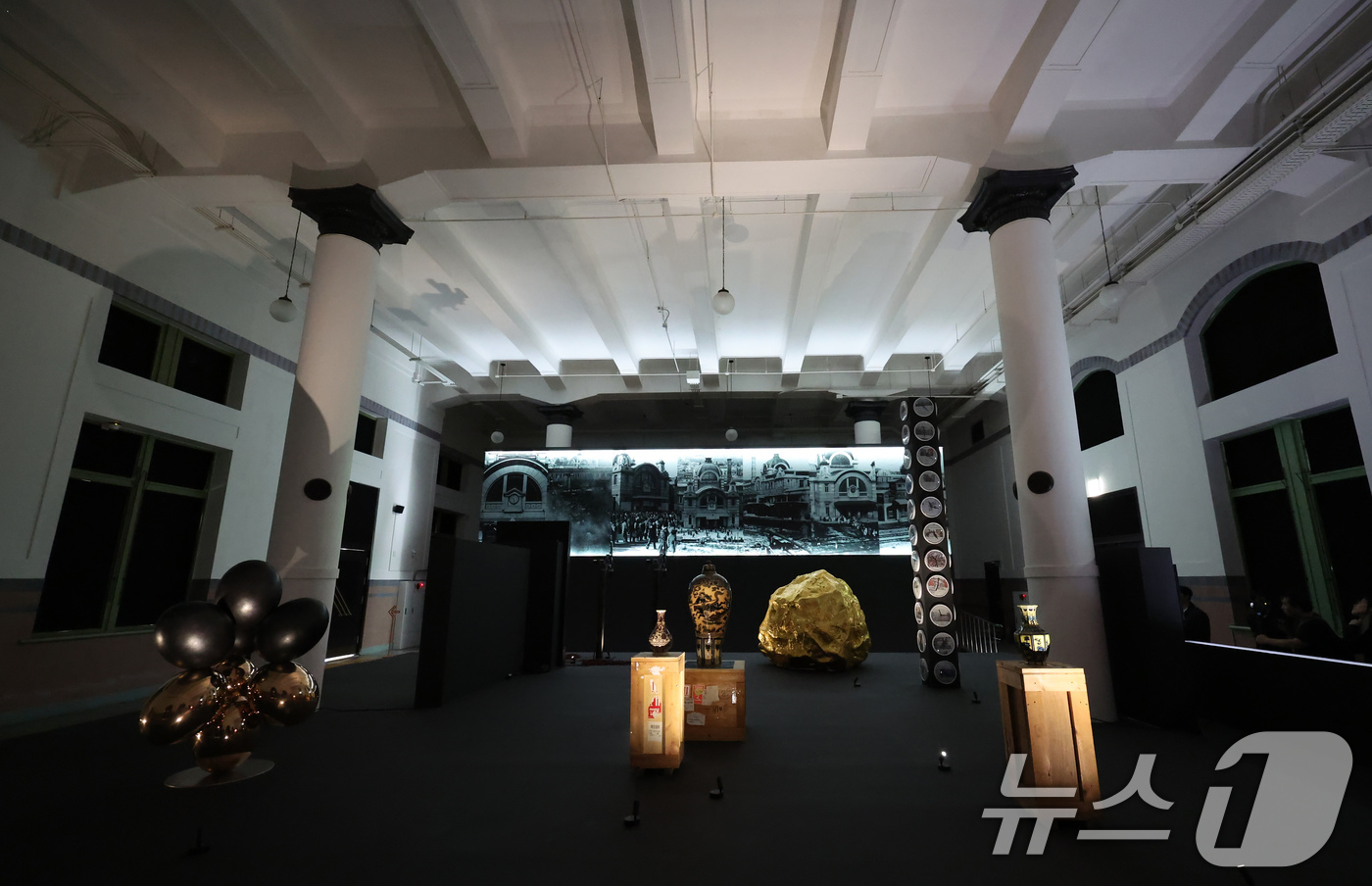 (서울=뉴스1) 장수영 기자 = 30일 서울 중구 문화역 서울 284에서 열린 구 서울역사 준공 100주년 기념 특별기획전 '백년과 하루:기억에서 상상으로' 전시 미디어행사에서 전 …