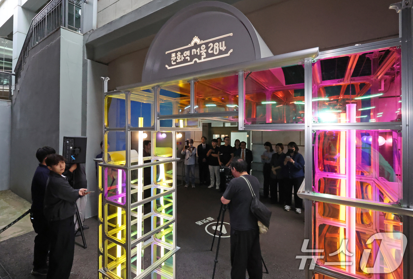 (서울=뉴스1) 장수영 기자 = 30일 서울 중구 문화역 서울 284에서 열린 구 서울역사 준공 100주년 기념 특별기획전 '백년과 하루:기억에서 상상으로' 전시 미디어행사에서 준 …