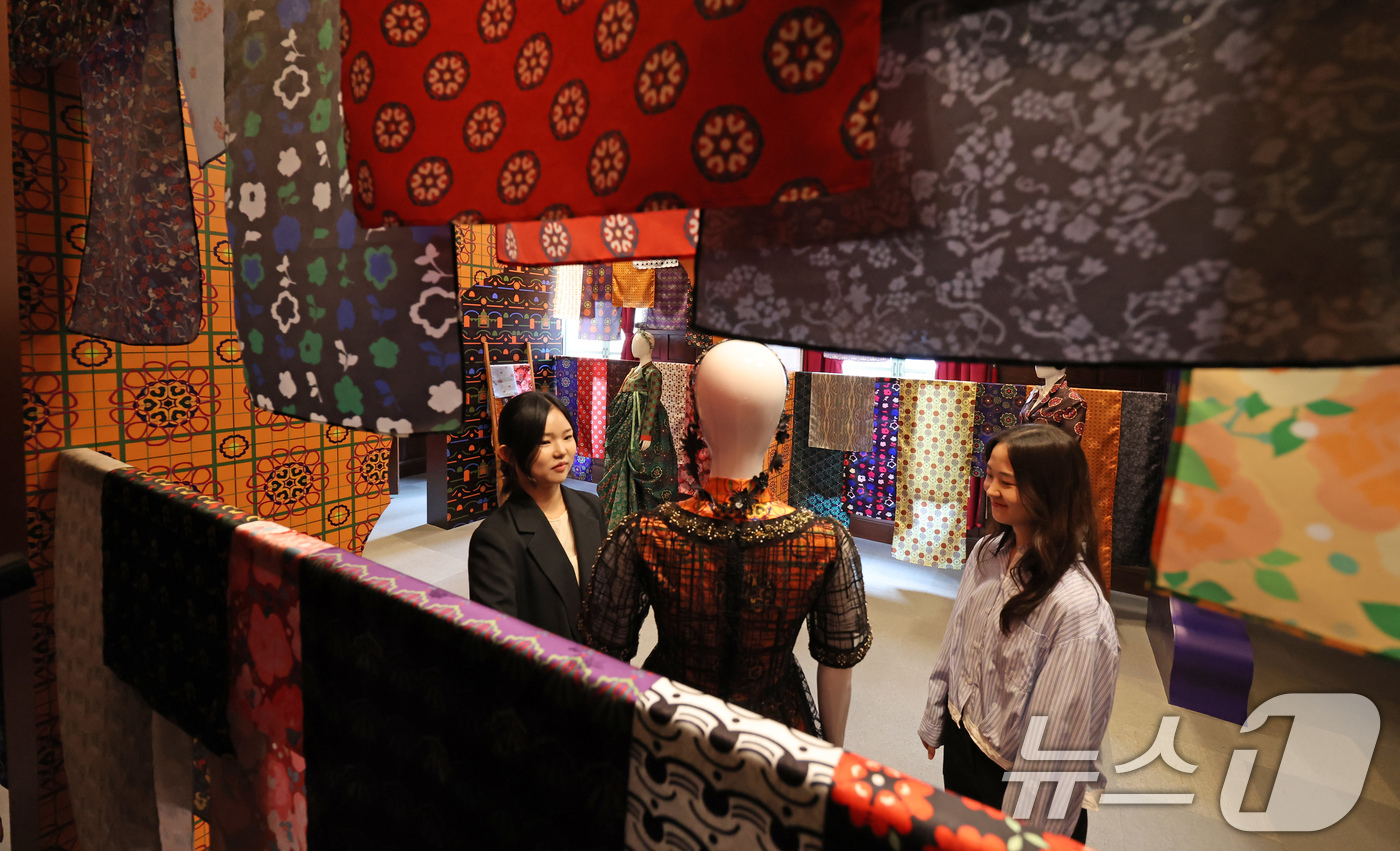 (서울=뉴스1) 장수영 기자 = 30일 서울 중구 문화역 서울 284에서 열린 구 서울역사 준공 100주년 기념 특별기획전 '백년과 하루:기억에서 상상으로' 전시 미디어행사에서 전 …