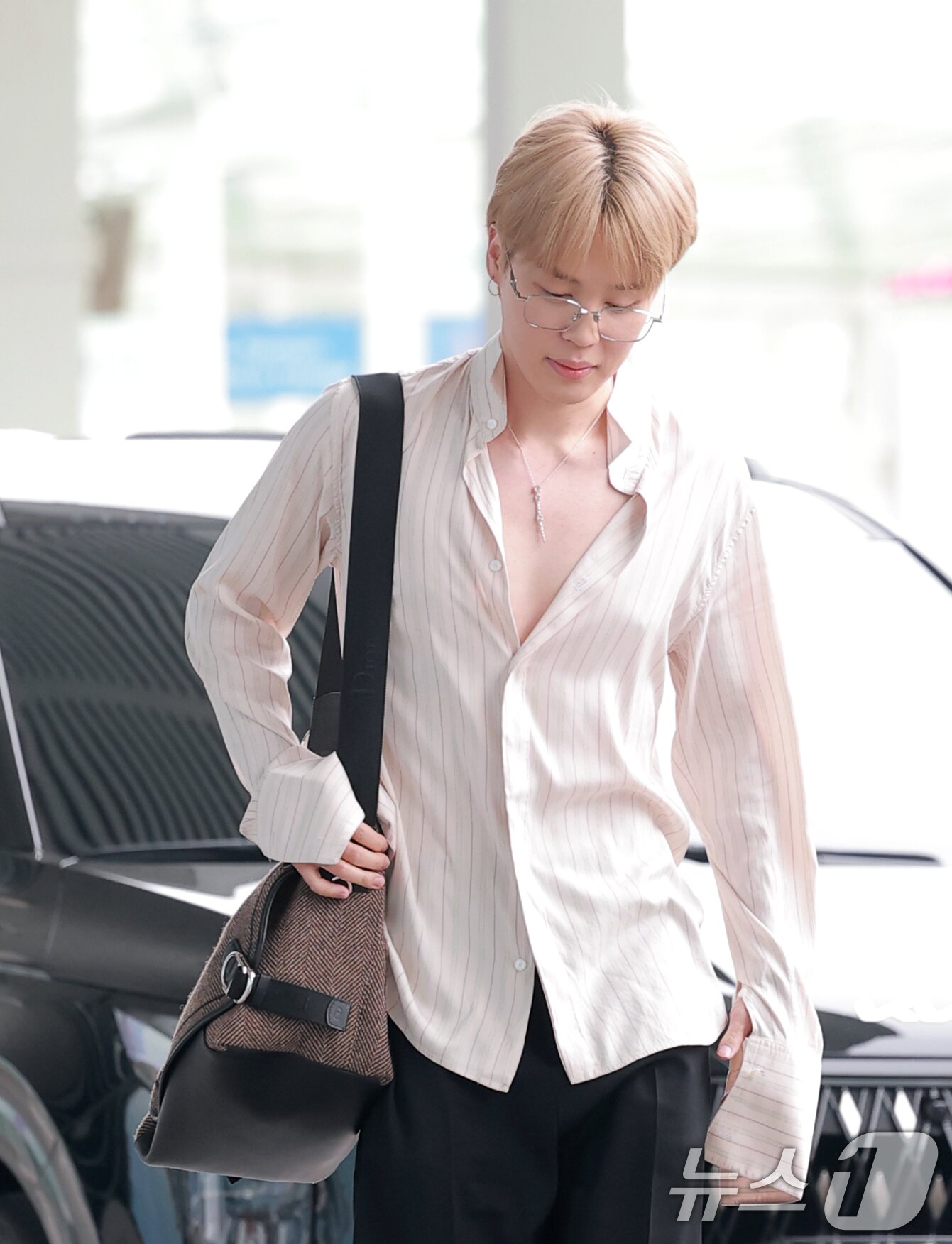 본문 이미지 - 방탄소년단&#40;BTS&#41; 지민이 해외 일정을 위해 30일 오전 인천국제공항에 도착해 통해 이동하고 있다. ⓒ News1 권현진 기자