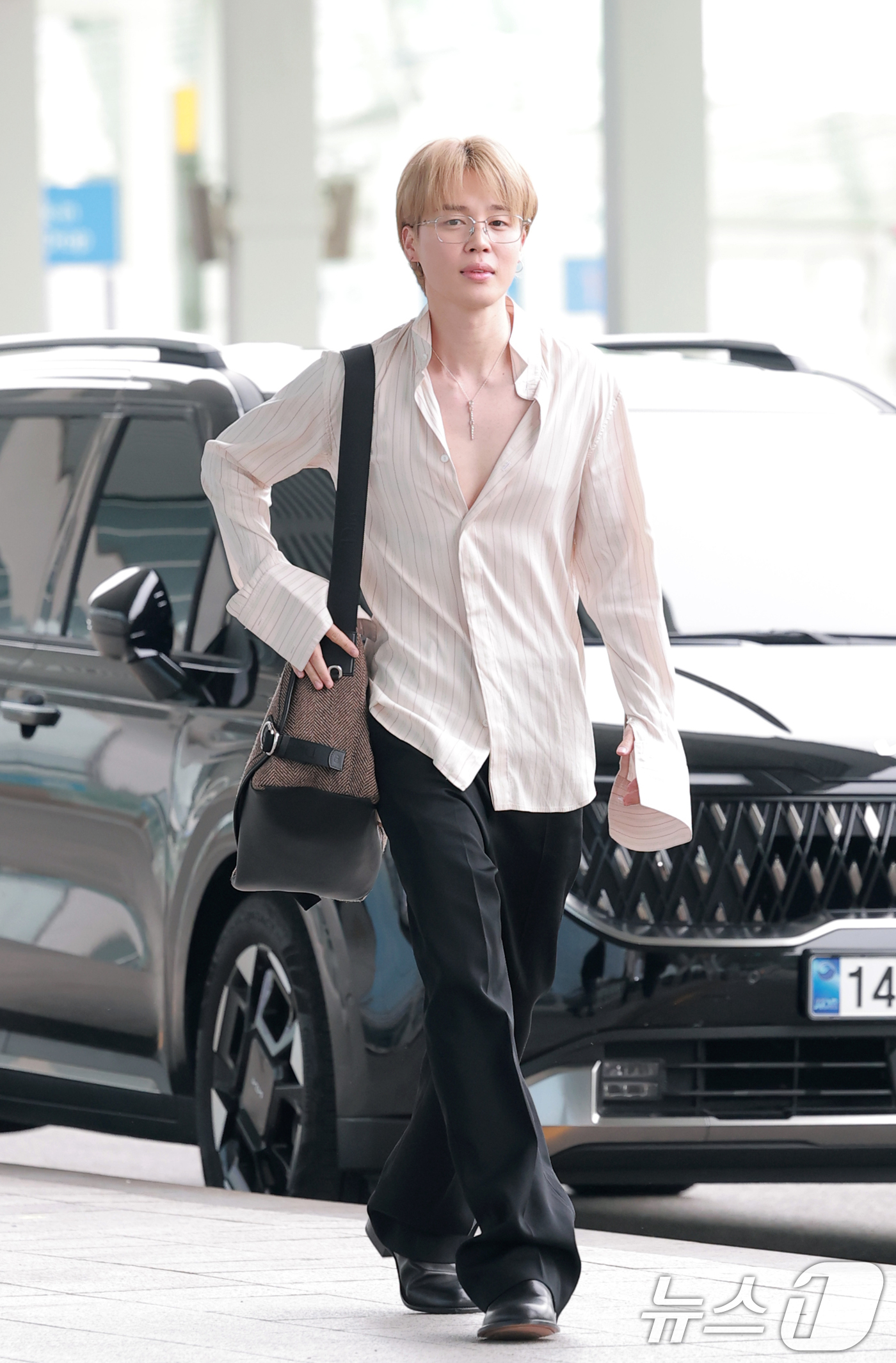 (인천공항=뉴스1) 권현진 기자 = 방탄소년단(BTS) 지민이 해외 일정을 위해 30일 오전 인천국제공항을 통해 프랑스 파리로 출국하고 있다. 2025.9.30/뉴스1