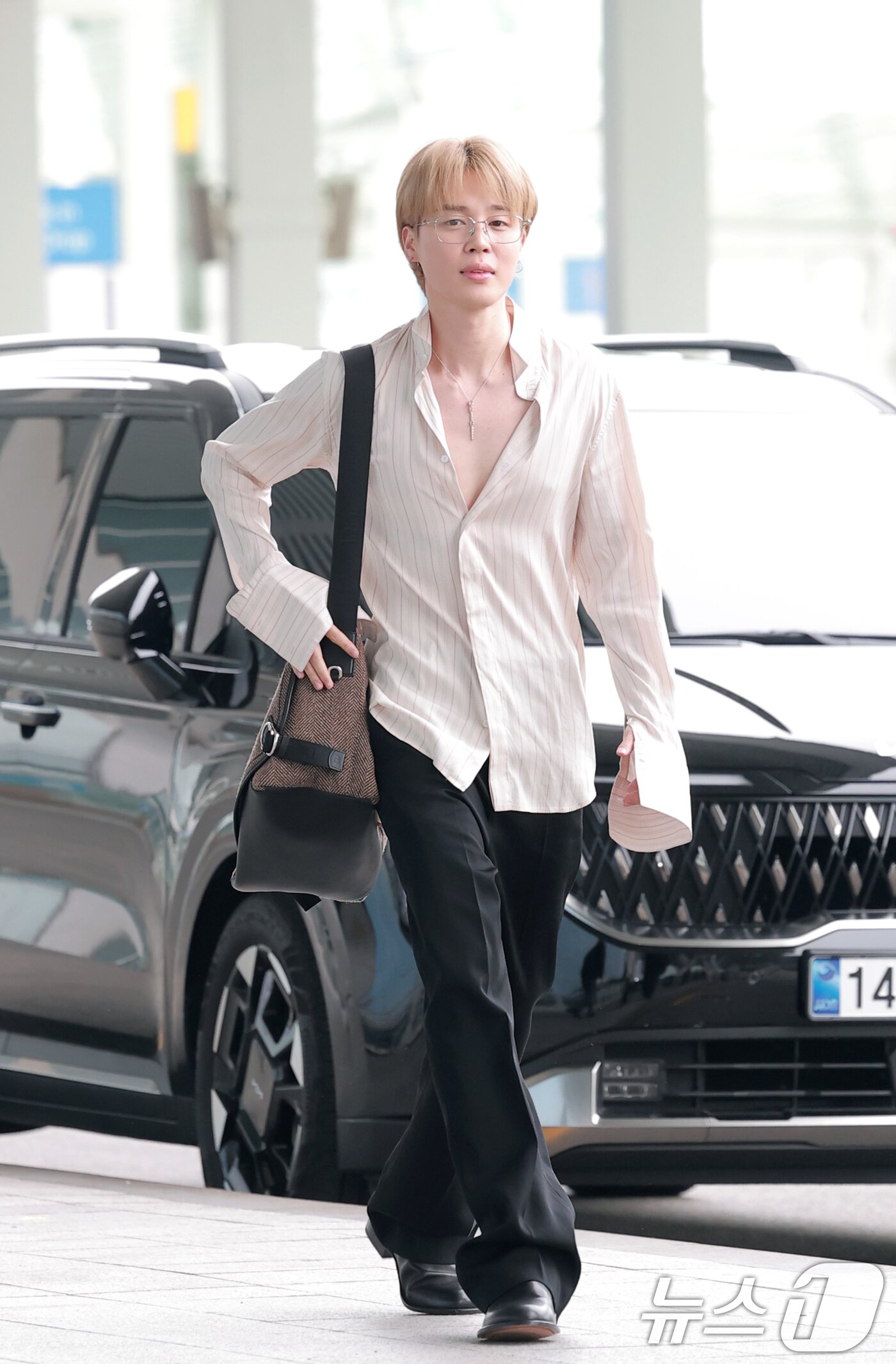 본문 이미지 - 방탄소년단&#40;BTS&#41; 지민이 해외 일정을 위해 30일 오전 인천국제공항에 도착해 축국장으로 향하고 있다.. ⓒ News1 권현진 기자