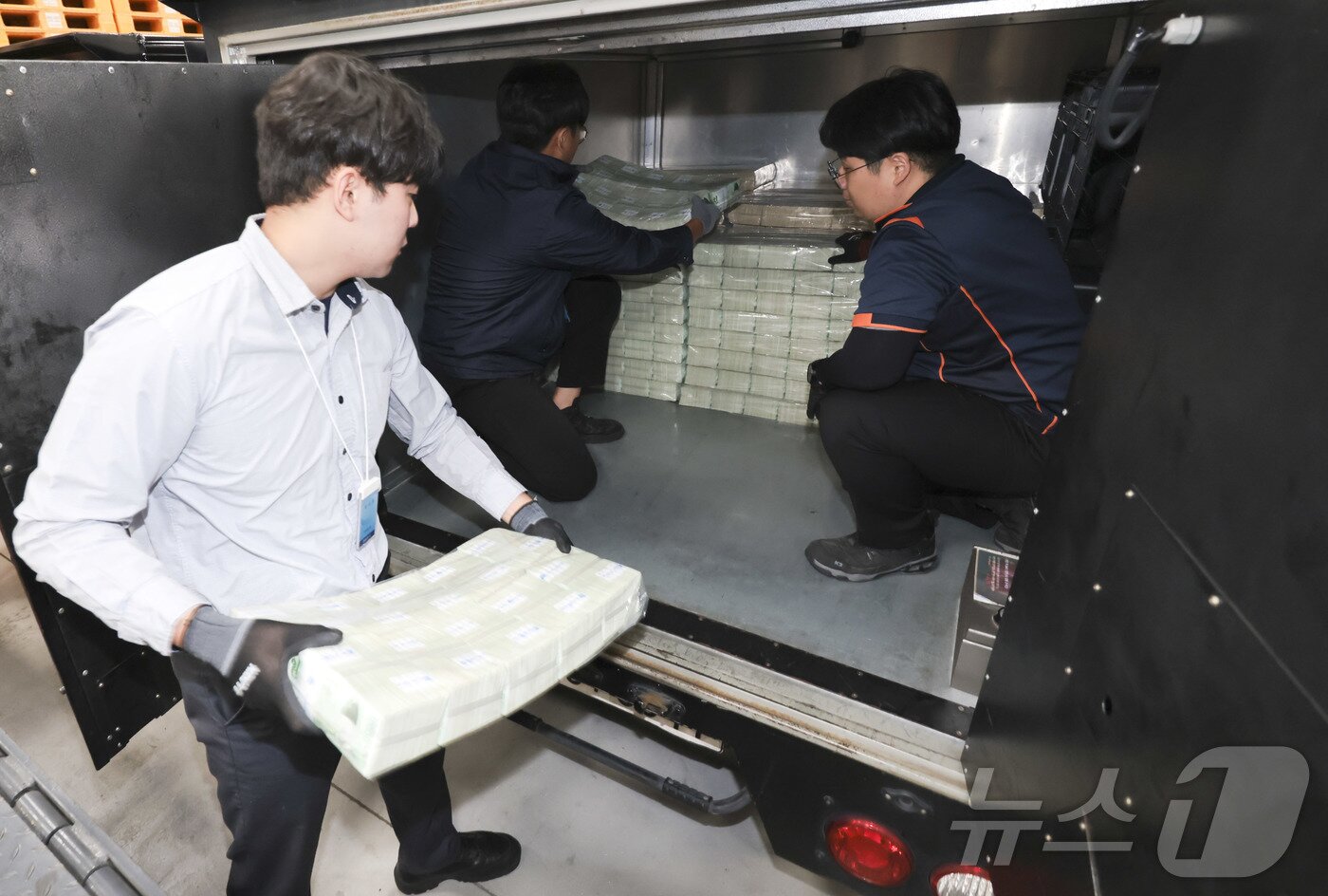 본문 이미지 - 30일 서울 중구 한국은행 화폐수납장에서 관계자들이 추석 화폐 공급을 하고 있다. 2025.9.30/뉴스1 ⓒ News1 사진공동취재단