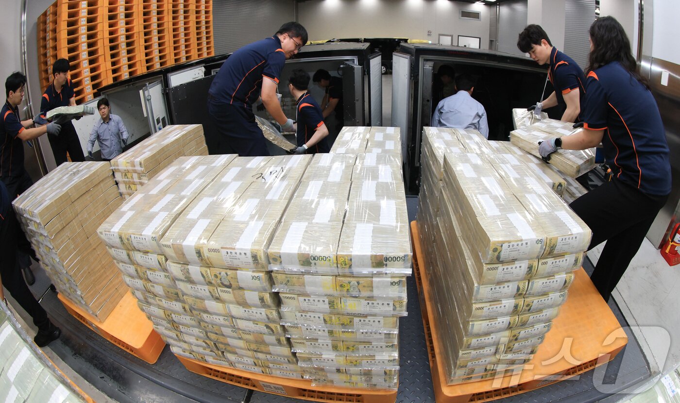 본문 이미지 - 30일 서울 중구 한국은행 화폐수납장에서 관계자들이 추석 화폐 공급을 하고 있다. 2025.9.30/뉴스1 ⓒ News1 사진공동취재단