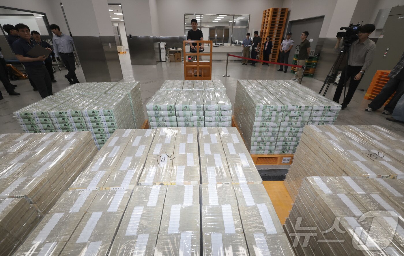 본문 이미지 - 30일 서울 중구 한국은행 화폐수납장에서 관계자들이 추석 화폐 공급을 하고 있다. 2025.9.30/뉴스1 ⓒ News1 사진공동취재단