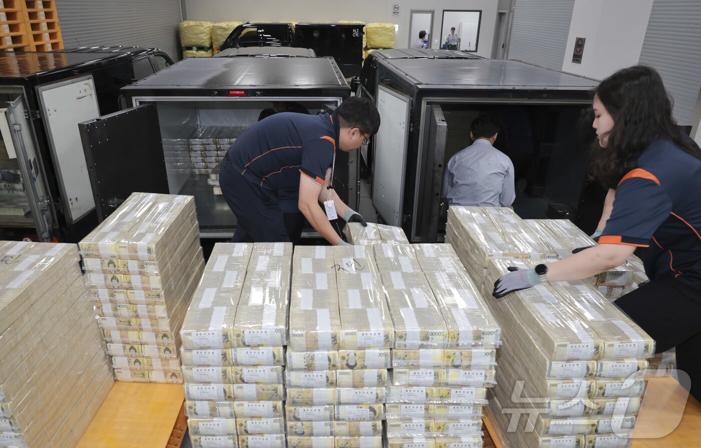본문 이미지 - 30일 서울 중구 한국은행 화폐수납장에서 관계자들이 추석 화폐 공급을 하고 있다. 2025.9.30/뉴스1 ⓒ News1 사진공동취재단