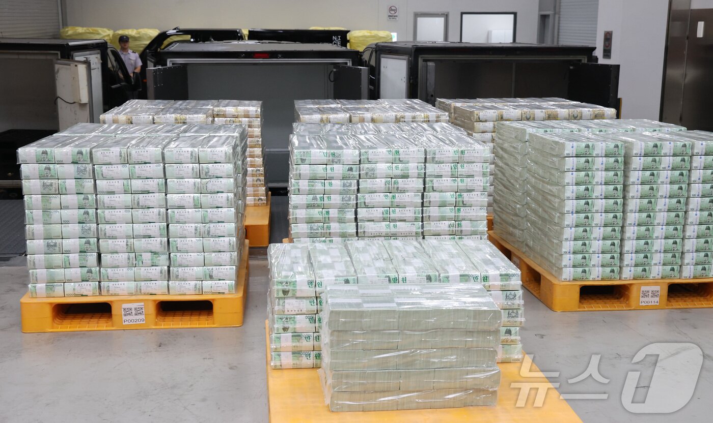 본문 이미지 - 30일 서울 중구 한국은행 화폐수납장에서 관계자들이 추석 화폐 공급을 하고 있다. 2025.9.30/뉴스1 ⓒ News1 사진공동취재단