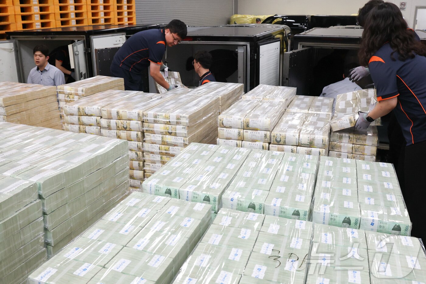 본문 이미지 - 30일 서울 중구 한국은행 화폐수납장에서 관계자들이 추석 화폐 공급을 하고 있다. 2025.9.30/뉴스1 ⓒ News1 사진공동취재단