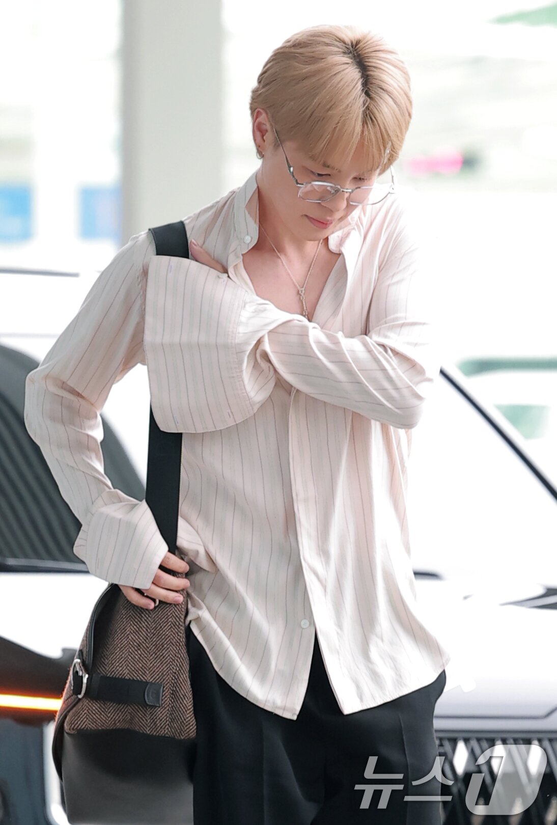 본문 이미지 - 방탄소년단&#40;BTS&#41; 지민이 해외 일정을 위해 30일 오전 인천국제공항을 통해 프랑스 파리로 출국하고 있다. ⓒ News1 권현진 기자