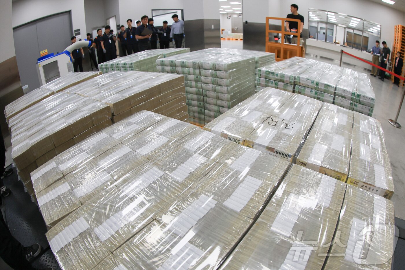 본문 이미지 - 30일 서울 중구 한국은행 화폐수납장에서 관계자들이 추석 화폐 공급을 하고 있다. 2025.9.30/뉴스1 ⓒ News1 사진공동취재단