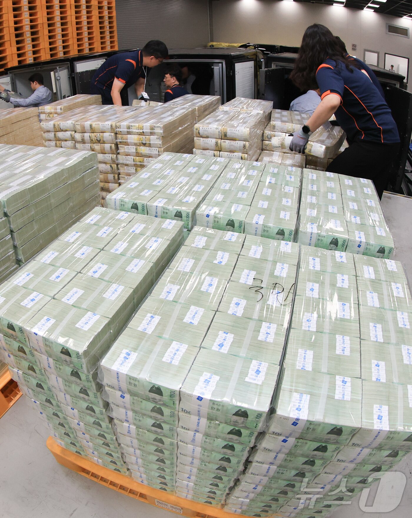 본문 이미지 - 30일 서울 중구 한국은행 화폐수납장에서 관계자들이 추석 화폐 공급을 하고 있다. 2025.9.30/뉴스1 ⓒ News1 사진공동취재단