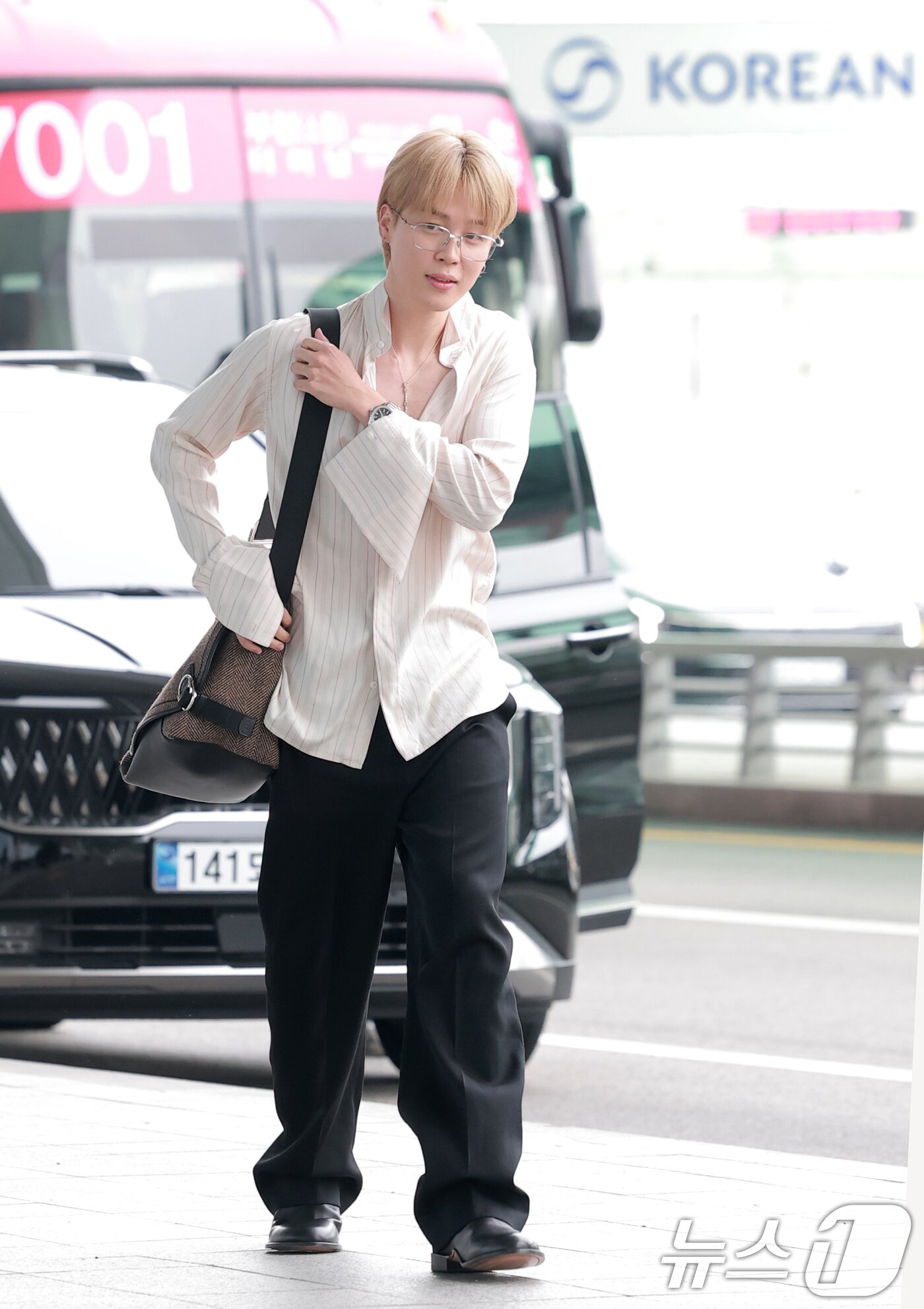본문 이미지 - 방탄소년단&#40;BTS&#41; 지민이 해외 일정을 위해 30일 오전 인천국제공항에 도착해 출국장으로 이동하고 있다. ⓒ News1 권현진 기자