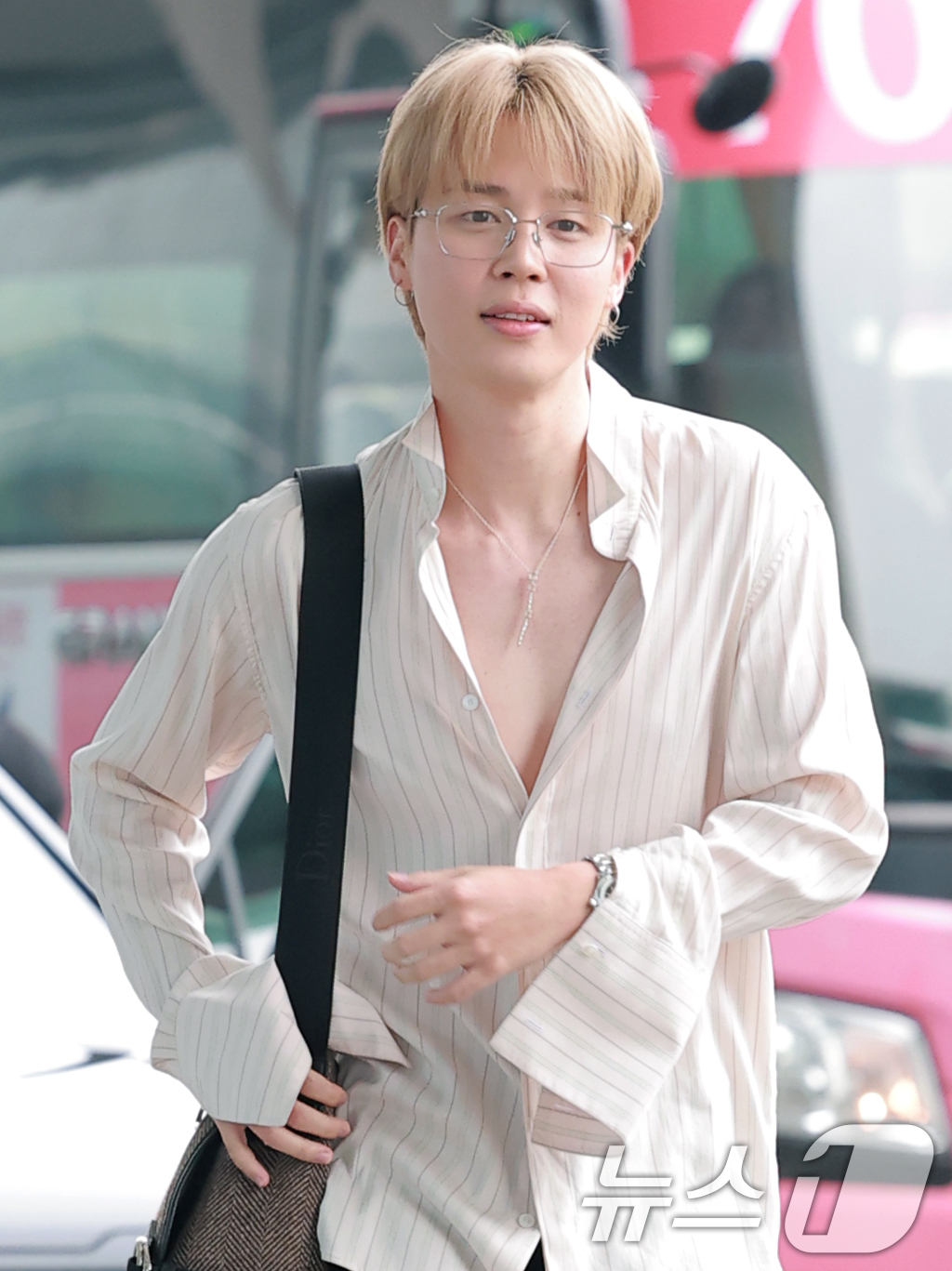 (인천공항=뉴스1) 권현진 기자 = 방탄소년단(BTS) 지민이 해외 일정을 위해 30일 오전 인천국제공항을 통해 프랑스 파리로 출국하고 있다. 2025.9.30/뉴스1