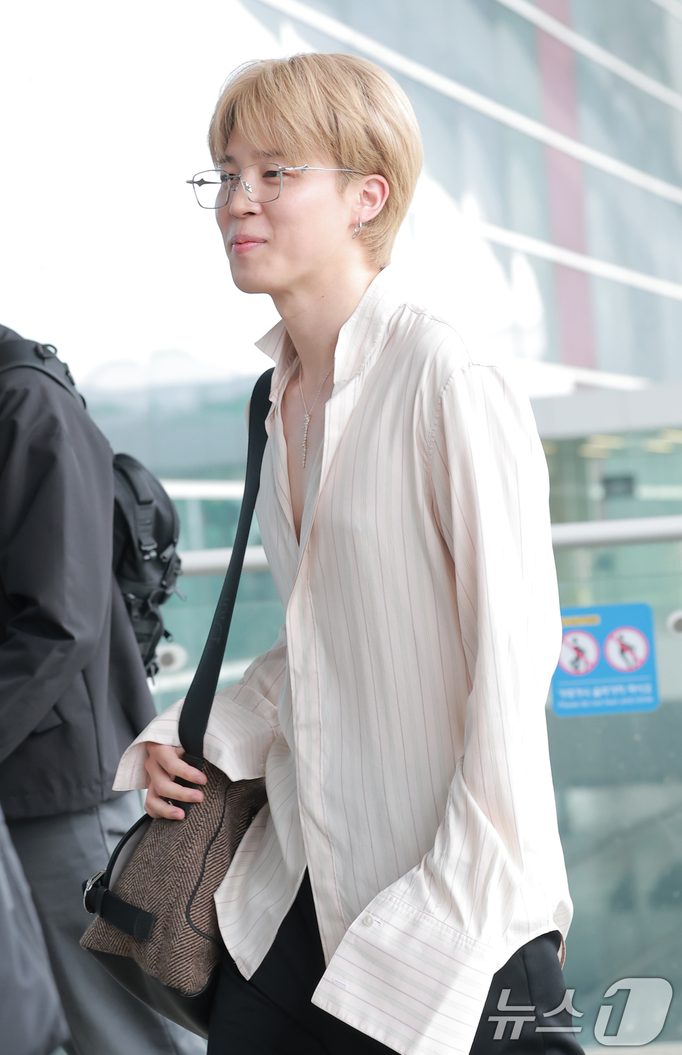 (인천공항=뉴스1) 권현진 기자 = 방탄소년단(BTS) 지민이 해외 일정을 위해 30일 오전 인천국제공항을 통해 프랑스 파리로 출국하고 있다. 2025.9.30/뉴스1