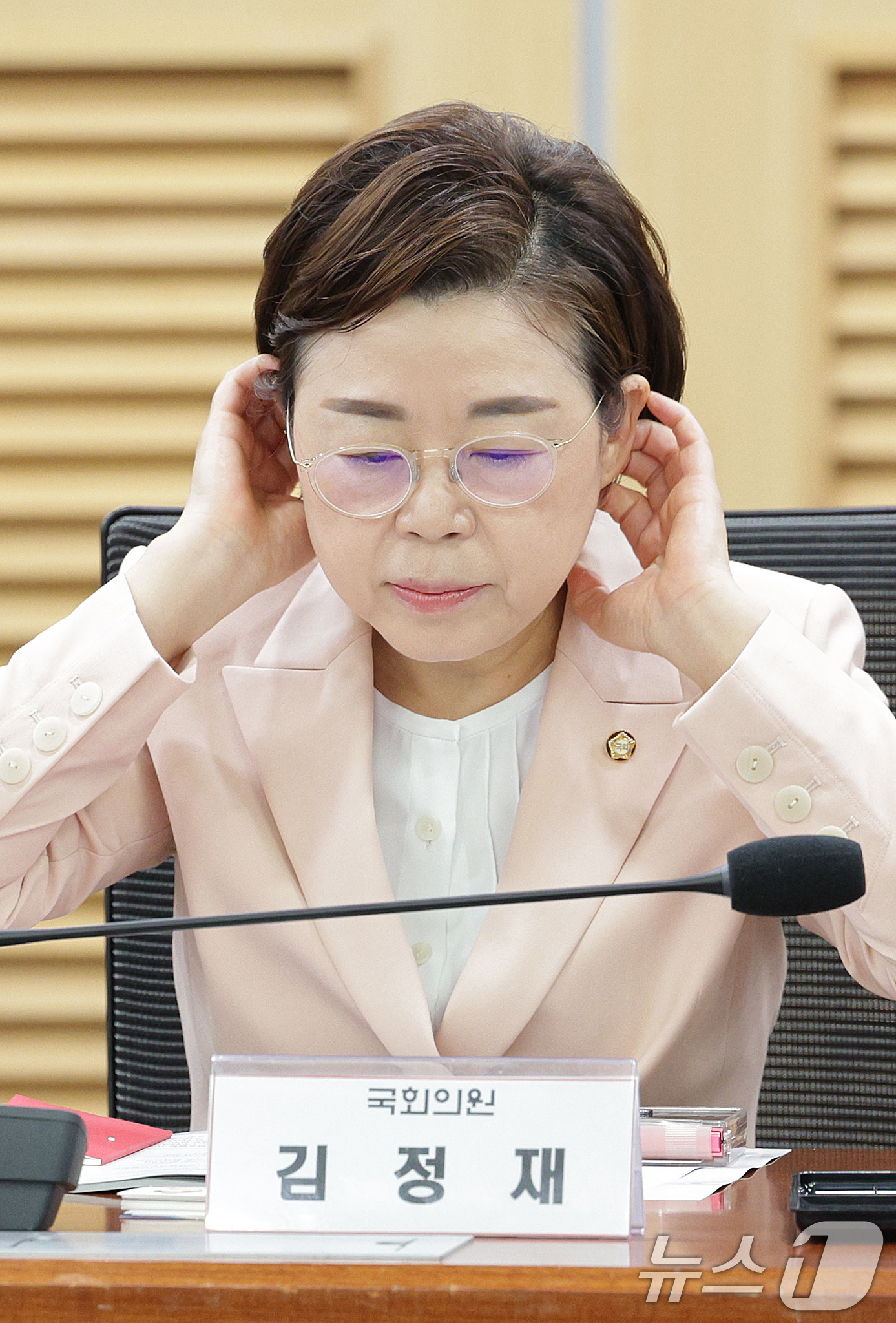 (서울=뉴스1) 신웅수 기자 = 김정재 국민의힘 의원이 30일 서울 여의도 국회 의원회관에서 열린 대한민국 북극항로 전략 정책 세미나에서 생각에 잠겨 있다. 2025.9.30/뉴스 …