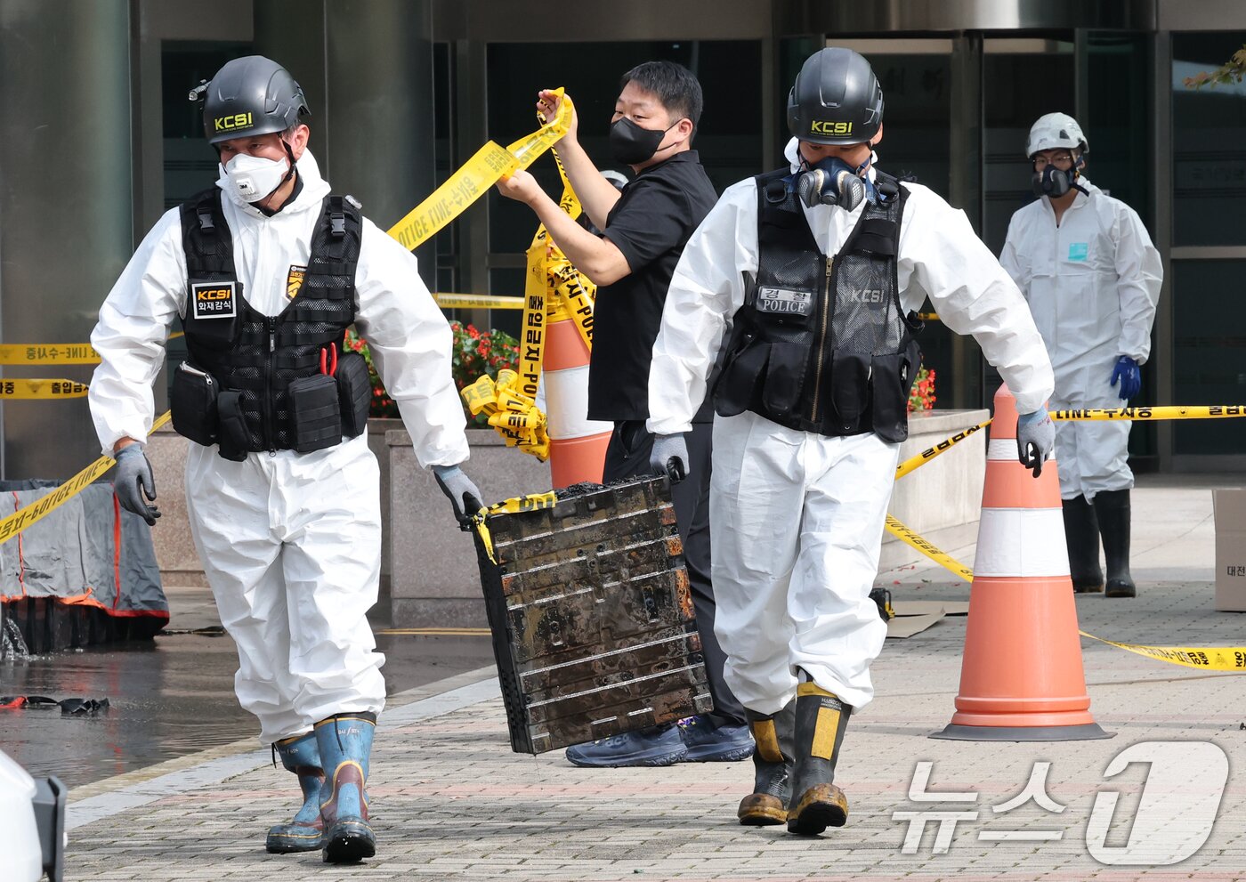 본문 이미지 - 30일 오전 대전 국가정보자원관리원 화재 4일차 합동감식이 시작된 가운데, 합동감식반이 화재 현장에서 반출한 리튬이온 배터리를 운반하고 있다. 2025.9.30/뉴스1 ⓒ News1 김기태 기자