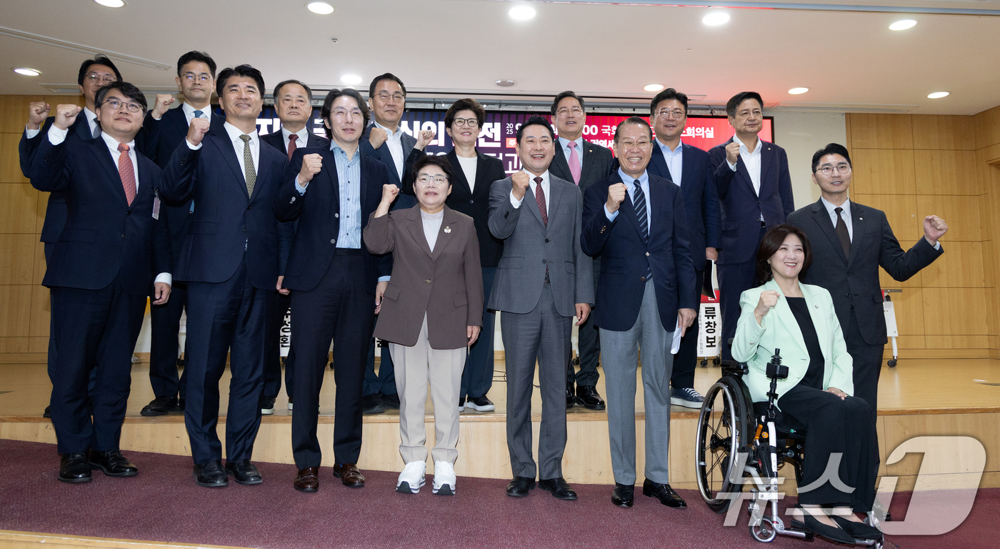 (서울=뉴스1) 이승배 기자 = 장동혁 국민의힘 대표가 30일 서울 여의도 국회 의원회관에서 열린 '디지털 금융혁신의 도전 : 원화 스테이블코인 도입 쟁점과 바람직한 제도적 체계 …