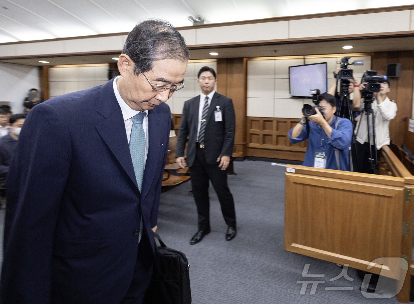 본문 이미지 - '내란방조 혐의'로 특검에 기소된 한덕수 전 국무총리가 30일 오전 서울 서초동 중앙지법에서 열린 첫 재판에 출석하고 있다. 2025.9.30 ⓒ 뉴스1 사진공동취재단