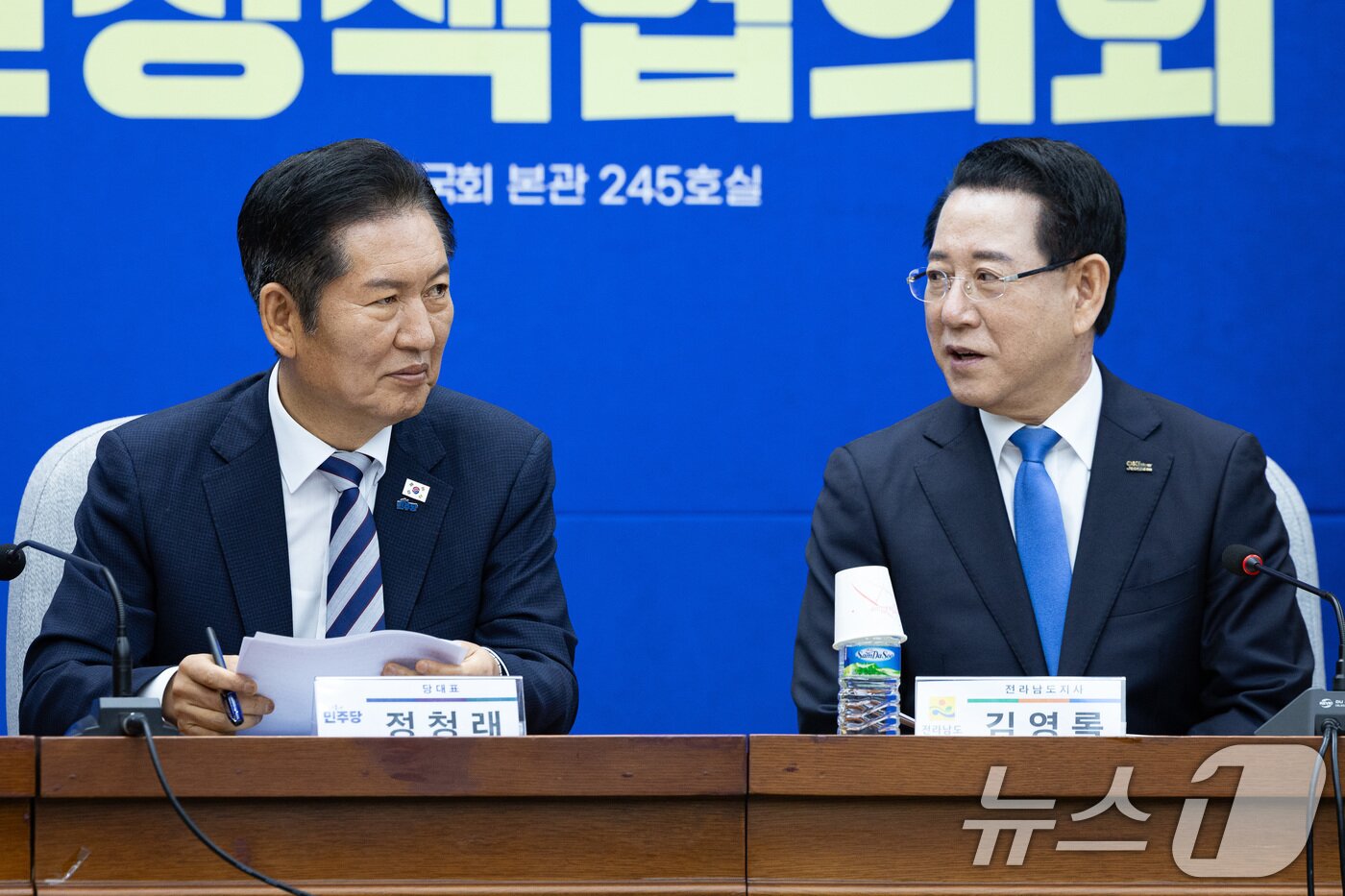 본문 이미지 - 정청래 더불어민주당 대표와 김영록 전라남도지사가 30일 서울 여의도 국회에서 열린 2025 더불어민주당 전라남도 예산정책협의회에서 대화하고 있다. 2025.9.30 ⓒ 뉴스1 유승관 기자