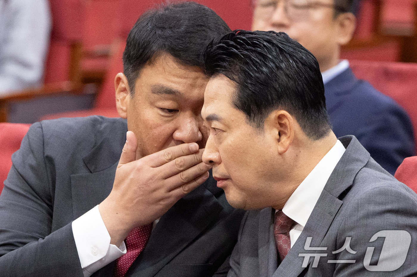 (서울=뉴스1) 이승배 기자 = 장동혁 국민의힘 대표가 30일 서울 여의도 국회 의원회관에서 열린 '디지털 금융혁신의 도전 : 원화 스테이블코인 도입 쟁점과 바람직한 제도적 체계 …