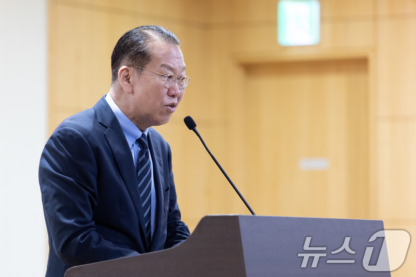 (서울=뉴스1) 이승배 기자 = 권영세 국민의힘 의원이 30일 서울 여의도 국회 의원회관에서 열린 '디지털 금융혁신의 도전 : 원화 스테이블코인 도입 쟁점과 바람직한 제도적 체계 …