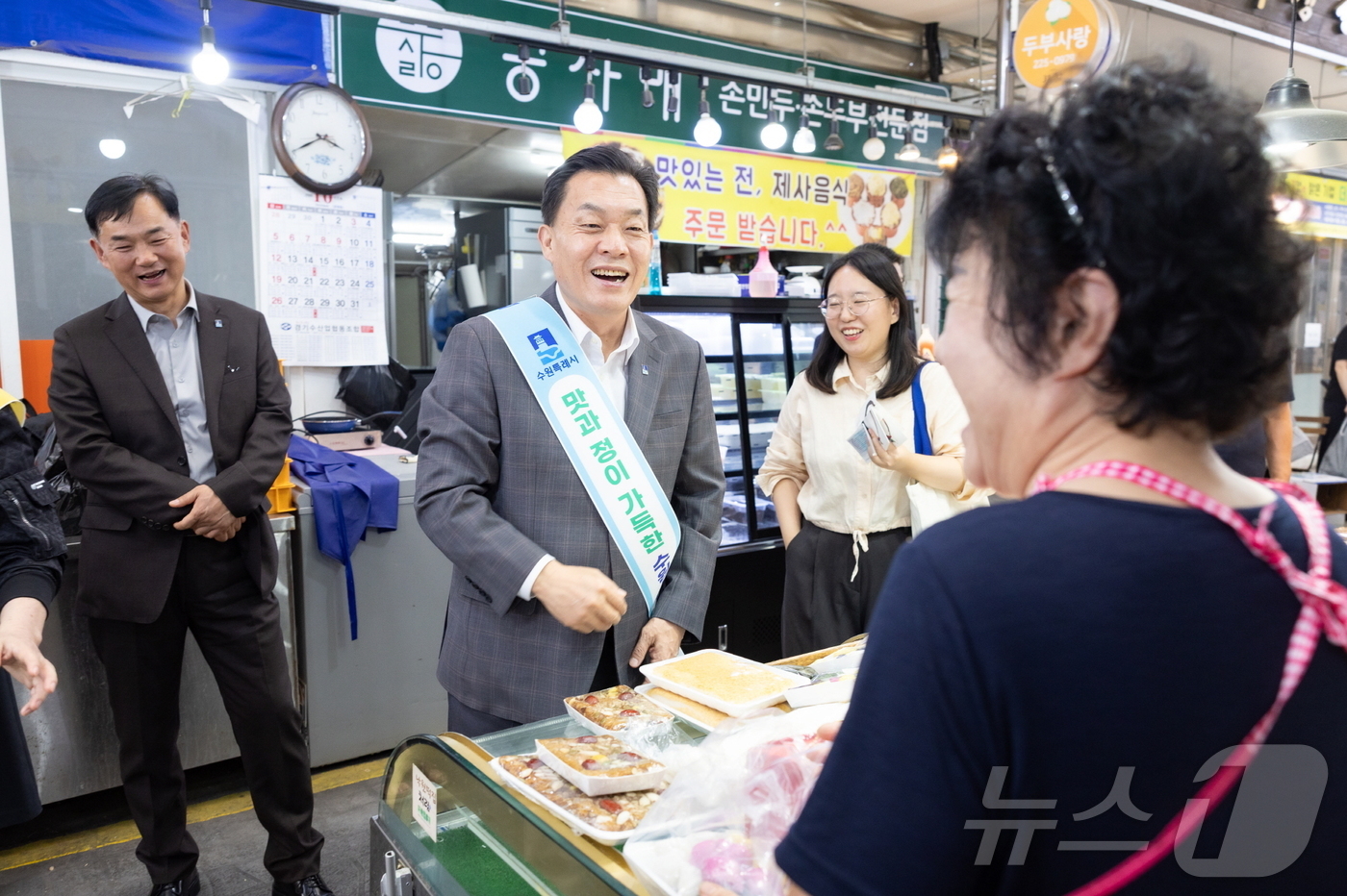 (수원=뉴스1) 김기현 기자 = 이재준 경기 수원특례시장이 추석을 앞둔 지난 29일 권선종합시장을 방문해 장을 보고, 상인들을 응원하고 있다. 이 시장은 "전통시장에서 싸고 우수한 …
