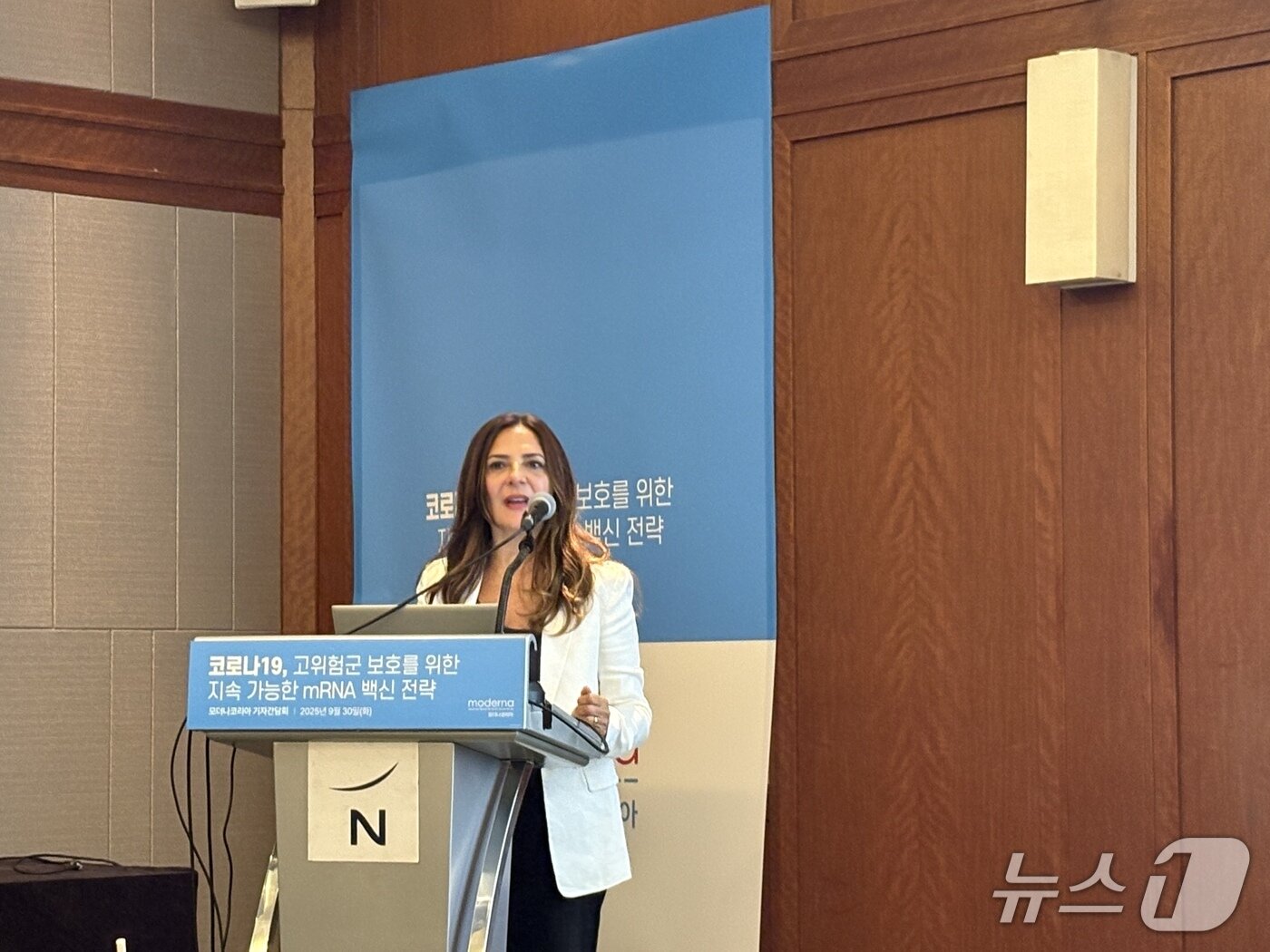 본문 이미지 - 모더나 최고 의학책임자 프란체스카 세디아 박사가 30일 강남 노보텔엠베서더에서 열린 기자간담회에서 설명하고 있다. &#40;김정은 기자&#41;