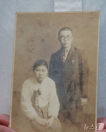 본문 이미지 - 1945년 박복주 할머니 약혼 사진. 2025.9.30/뉴스1 신준수 기자