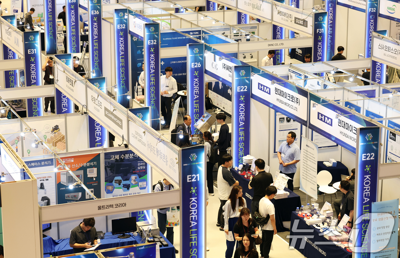 (서울=뉴스1) 오대일 기자 = 30일 서울 강남구 코엑스에서 열린 '코리아 라이프사이언스 위크 2025'에서 방문객들이 전시 부스를 살펴보고 있다.제약·바이오헬스, 의료제품 등 …